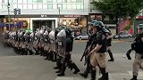 你不是在看枪战片！博卡球场外出动防爆警察 球迷对峙石块乱飞