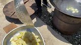 院子里支口大铁锅，来上一大锅土豆红烧牛排，一家人美美的过端午