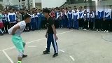小伙打篮球还可以这样操作，感觉坏坏的，对方没发现球去哪了