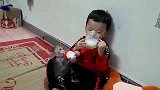 小主人和小猴子比赛喝奶，小主人喝完的反应太暖心，真爱！