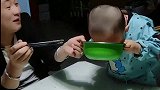 穿尿不湿的就是有脾气，饭桌上和爸爸抢面吃，看看谁厉害