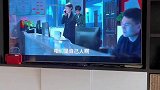 老公卧室呼叫老婆20分钟无人回应，无奈电视投屏求救