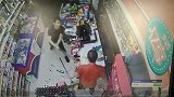 男子持刀抢劫被店主“反杀”：10秒6次爆头 走几步就倒了