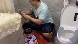 妈妈让爸爸给女儿洗澡，快半小时没出来，爸爸竟然在洗手间打游戏