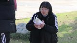 女骗子冒充学生街头行骗，却被路人识破，还被整了一顿！