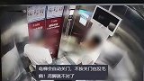 男子用脚按电梯遭旁人批评，恼羞成怒竟想打人，同行女子反应亮了