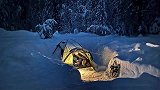 大叔零下40度挑战雪山露营，没有火炉，只有使出奇招度过极寒夜晚