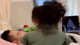 爸爸生病住院，女儿就是这样陪床的，不愧是小棉袄看着都暖