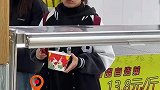 高校食堂打饭时，女生在蒸饺和大鸡腿之间纠结了好久
