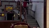 女子和老公拌了几句嘴，儿子听见从楼上下来给妈妈撑腰