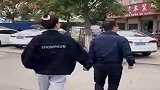 不愧是亲生的父女俩，这走路姿势，简直是神同步！