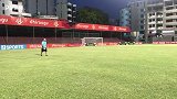 马尔代夫足球训练场无边线中圈 训练中周边教堂祷告声伴随