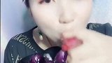 妹子做的冰块看着就好有食欲，吃上一口真爽脆，声音超好听！