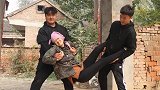 短剧：不孝儿子把病母往外赶，母亲绝望去跳河，邻居做法大快人心