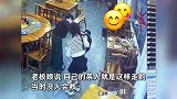 男子吃饭被卡憋得满脸通红，同行女子猛拍背仍未缓解，女老板出手秒救回