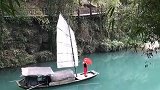 “三峡人家”风景区龙进溪乌篷船上的幺妹子