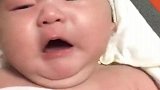 小宝宝哭起来的样子好搞笑，让人越看越想笑！