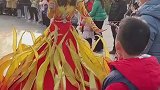 花车巡游小姐姐遇游客送烤肠懵了