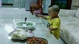 古灵精怪的宝宝看到吃的，迫不及待的样子，爸爸能驾驭得了？