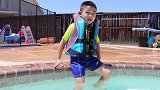 小正太男孩一起玩水上乐园