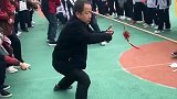 学校拔河比赛，班主任激动地运起了气功