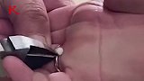 女子试戴姐妹的婚戒被套牢 一个求剪断一个求别剪！