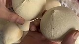 两颗椰子相互碰撞，把椰子壳敲碎