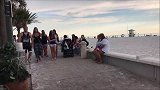 海滩草人恶作剧，假扮草人捉弄路人，真是太坏了