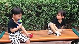 三岁半哥哥本想亲妈妈，竟把妹妹给吓成这样，哥哥一句话太逗了