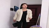 这老公家庭地位堪忧啊，老婆开个门居然吓成这样，原谅我不厚道的