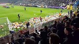 足球-17年-壮观！比利时球迷看台扔娃娃捐赠残疾儿童-新闻