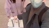 带小孩的旅客，请牵好自己的小朋友