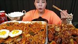 韩国妹妹挑战盘子海鲜汤面,满满一桌子,超满足!