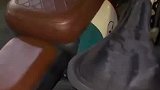 停车场突然发现，自己的车被别人锁在一起