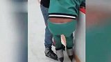综合-18年-拼死抓住路人不撒手 美国男子滑冰初体验笑喷全场-专题