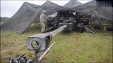 美军练习射击155毫米口径榴弹炮，炮兵卧在炮上是干啥？