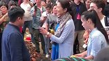 摆个水果摊都能遇到倪萍还有一群