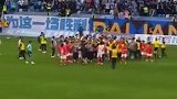 大连广州球员场内激烈冲突 看台上大连球迷：干死广州！