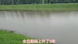 河水上涨的很快，淹没了桥墩