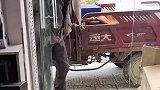 店主说不卖纸箱时大爷露出失望表情