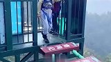 女子在景区走天桥，大摇大摆仿佛走在平地上，网友：把安全绳给她解开试试