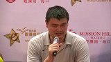 高尔夫-16年-姚明艾弗森抱团挥杆 场上演绎棒球式高尔夫-新闻