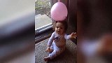 宝宝的头上粘了个带静电的气球，接下来他的举动太可爱了