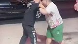 俩男子玩摔跤，结果黑衣男子被重摔在地，吨位不匹配