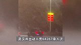 男子返乡因大雪滞留在高速武汉段：8小时走20公里，想下高速休息下不去