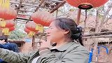 大衣嫂虽然唱的不咋地，却自我陶醉，感觉十分良好！