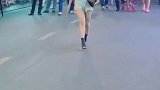 美女向你跑来，点赞吧
