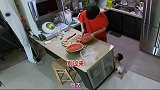 陈华对咸素媛无微不至，吃西瓜都削皮，还独自在家带孩子