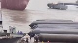 轮船上岸的画面，下面还有垫子衬托，眼前的画面真壮观