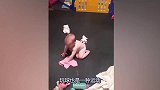 宝宝去打球，下一秒宝宝的动作，周围人都笑疯了
